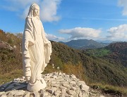 37 La bella bianca Madonnina del Costone (1195 m) che con lo zoom  vediamo da casa-Zogno